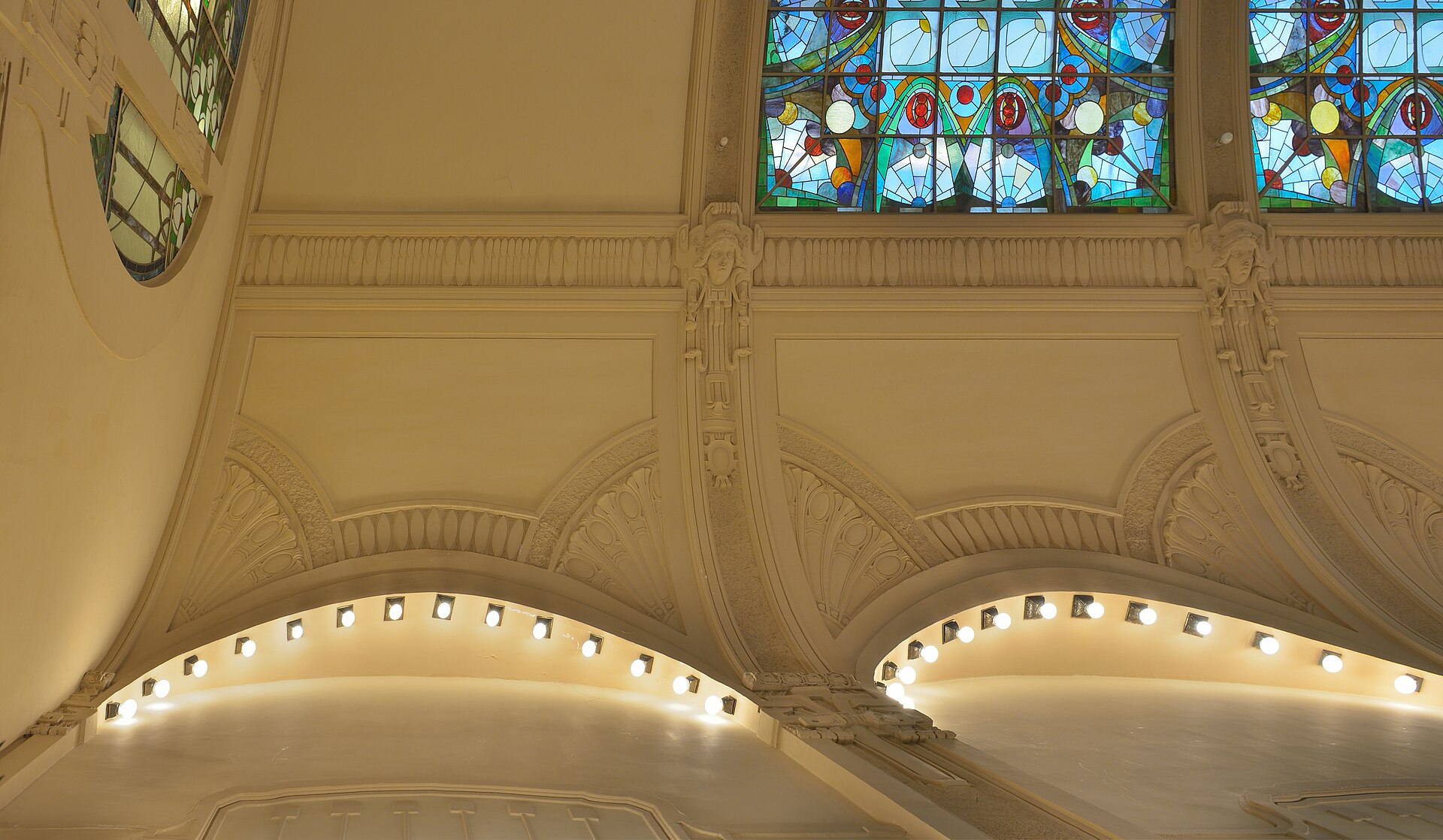 Historic hotel dining ceiling